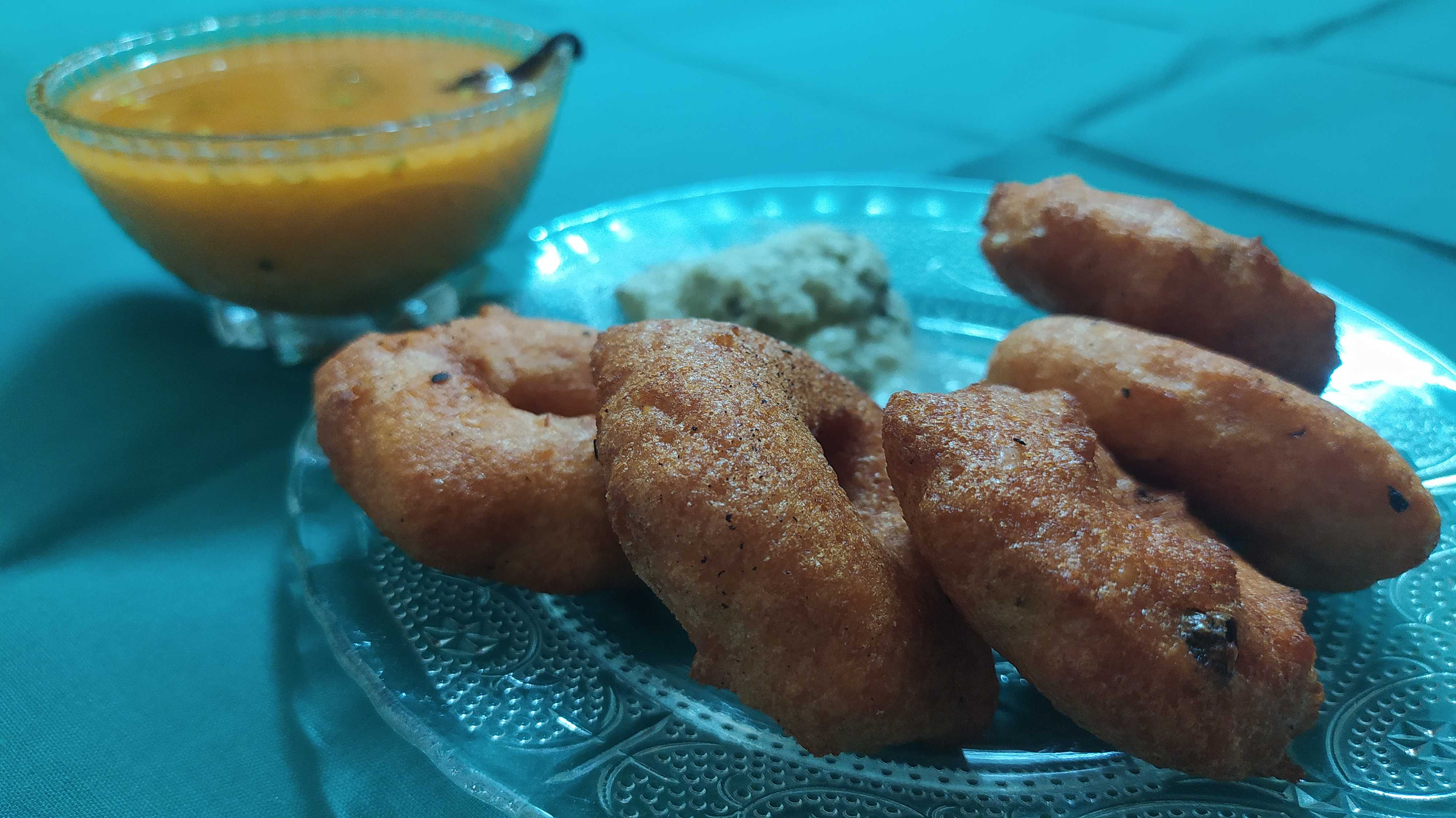 Medu vada with Sambhar and Coconut Chutney